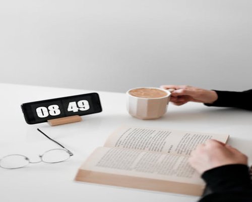 Persona relajada leyendo un libro físico con café
